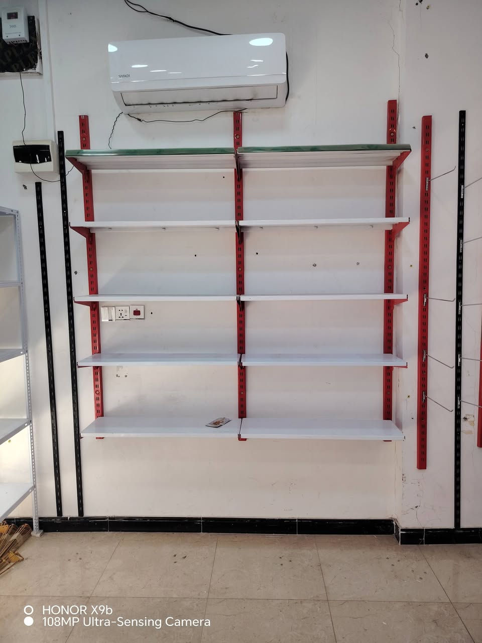 85 رف + 30 تريشة + رفوف عمودي عدد 4 + سلات استيل عدد 2  سفينة 3 متر+ ملحقاتها يعني تصير 4 متر مكتب ام دي اف + كراسي عدد 2 ابيع شلع 800 او بيهم مجال بصيط مكاني بصرة بريهة
*********** موجود واتساب
