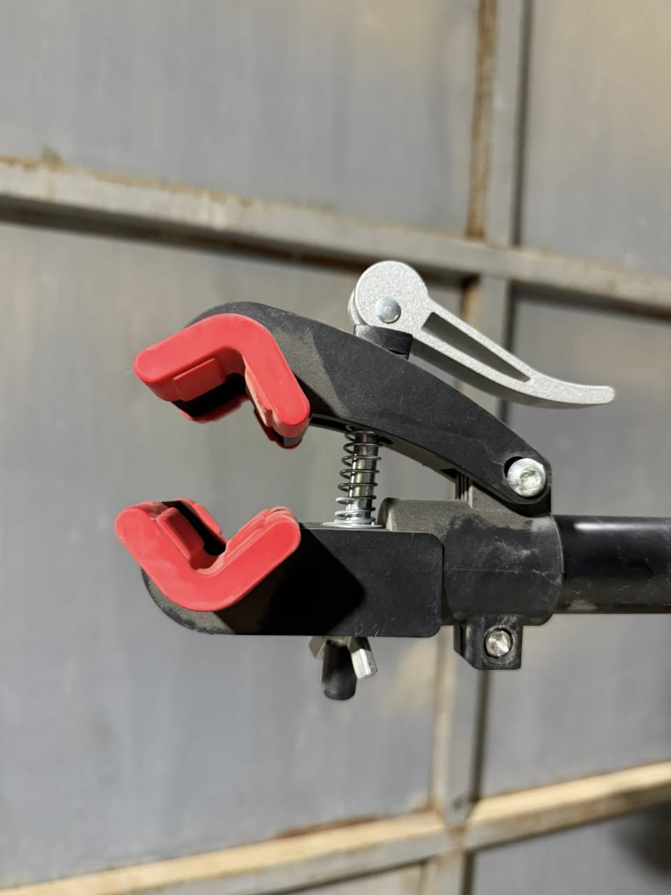 السلام عليكم كباتن
متوفر ستاند عرض او صيانه للدراجات الهوائية 
وزن ثقيل يتحمل جميع انواع البايكات
متوفر كميه محدودة 
سعر القطعه 30 الف فقط 30  الف فقط
***********
