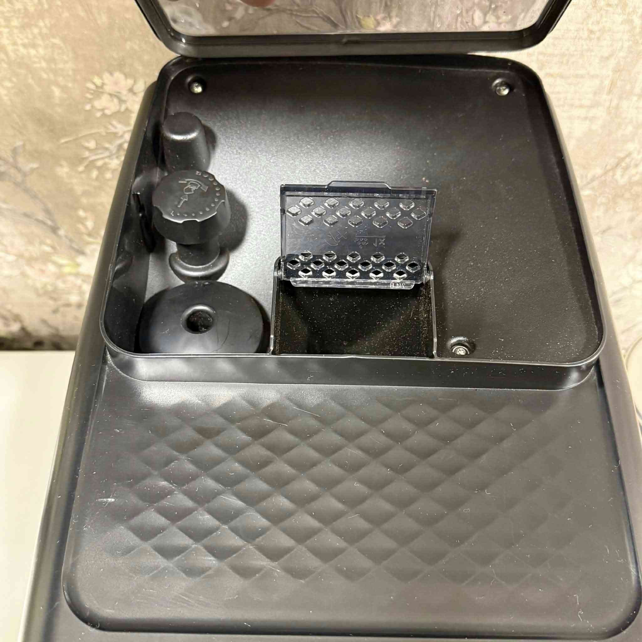 � للبيع ماكينة قهوة أوتوماتيك 🔥
ماركة Philips
إصدار 2200 (صناعة رومانيا 🇷🇴)

✅ الحالة: مستخدم نظيف جداً
📊 النظافة: 95%
📦 جاهز للاستخدام مباشرة

✨ المواصفات:

 • طحن بن طازج + استخلاص مباشر
 • تحضير إسبريسو وقهوة عادية بضغطة زر
 • نظام تبخير (Steam) للحليب
 • تحكم بدرجة الطحن والقوة
 • شاشة لمس سهلة الاستخدام
 • تنظيف ذاتي + برنامج إزالة التكلس

💯 جهاز عملي ومناسب للبيت أو المكتب
💸 يوفر عليك كلفة الكافيهات

📍 السعر: (راسلنا على الخاص )
🚚 التوصيل متوفر كل العراق


**إذا كنت صاحب هذا الإعلان وتريد حذفه لأي سبب، رجاءا أرسل رسالة إلى الدعم الفني**