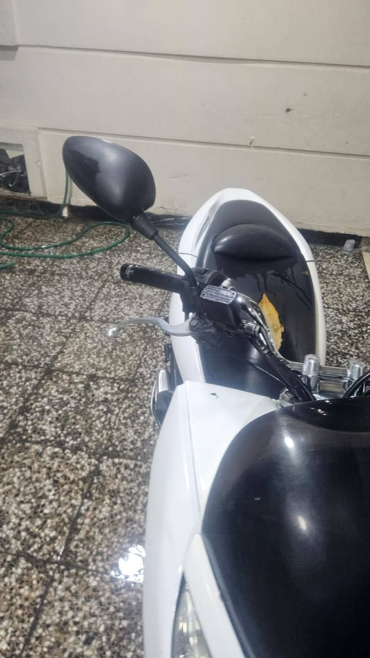 دراجة pcx جيل اول ياباني JF
صارلها سنتين عندي الله يشهد مموديها لمصلح ابد 
ال ابدل تاير ابدل بريك شغلات بسيطة 

بانزين كله محسن 
دهن موتل

الكشر شوية تعبان 
و الطوافة عطلانة 

مليون و 350 الف بيه مجال كلش كلش بسيط

البياعة شراية ليخابرون مالي خلك

الي يجيني يكلي اكو ارخص وانظف اي صح بس هاي بالصور روح للواقع وشوف لعبان النفس

بالمناسبة اكدر اكتب صارلها 3 اشهر بس حرام فلدكلي صارلها هواي
***********
