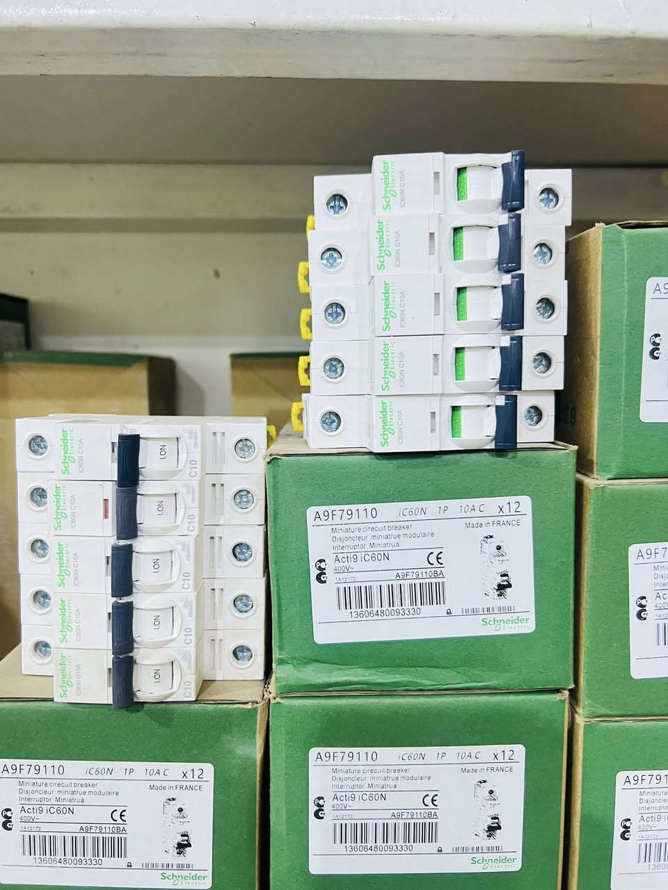 سلام عليكم ورحمة الله وبركاته يتوفر لدينا كونتكتر شنايدر 1000A تجاري واصلي +جوزان ومنجرات جميع الامبيريه استفسار *********** بغداد شورجه عكد النصاره شركة الابداع
