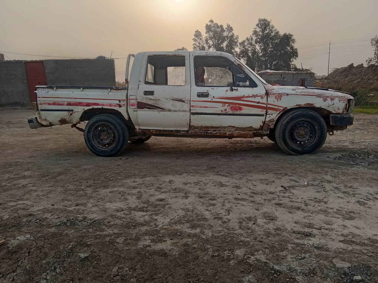 سلام عليكم للبيع تيوته مديل 92 رقم قادسيه مشروع وطني شرط تحويل ثاني يوم محرك كروسيده ينقص كير مكفول شاصي مكفول سياره مكفوله من الكلبه اربع بيبان جدد عوزه بس صبق الكشر شوف العين ابيع كوم حديد اتعهد بلمداور سعر 23وبيه مجال *********** مكان سماوه الخضر
