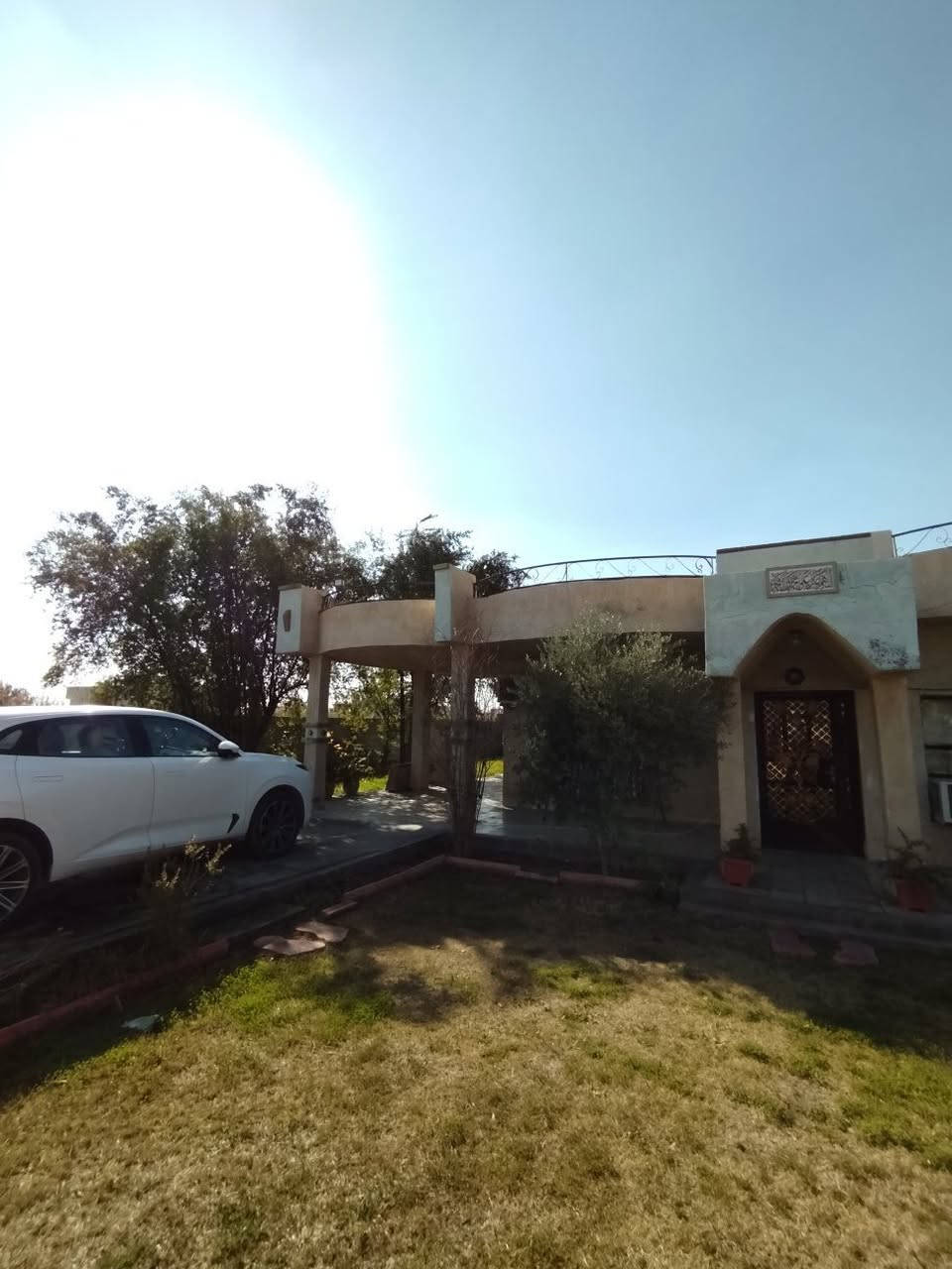 السلام عليكم
 نص دونم 1200 متر سند 25 من ضمنه بيت مساحة 500
 بيت كبير (غرفتين نوم مع مطبخ وصالة واستقبال ومضيف كبير وخدمات داخلية وخارجية) ،( متصل مع البيت ثلاث مشتملات كل مشتمل بي غرفه نوم وصاله ومطبخ وخدمات) ، في منطقة المكاسب شارع حسين الصافي قبل تقاطع الدور

***********
