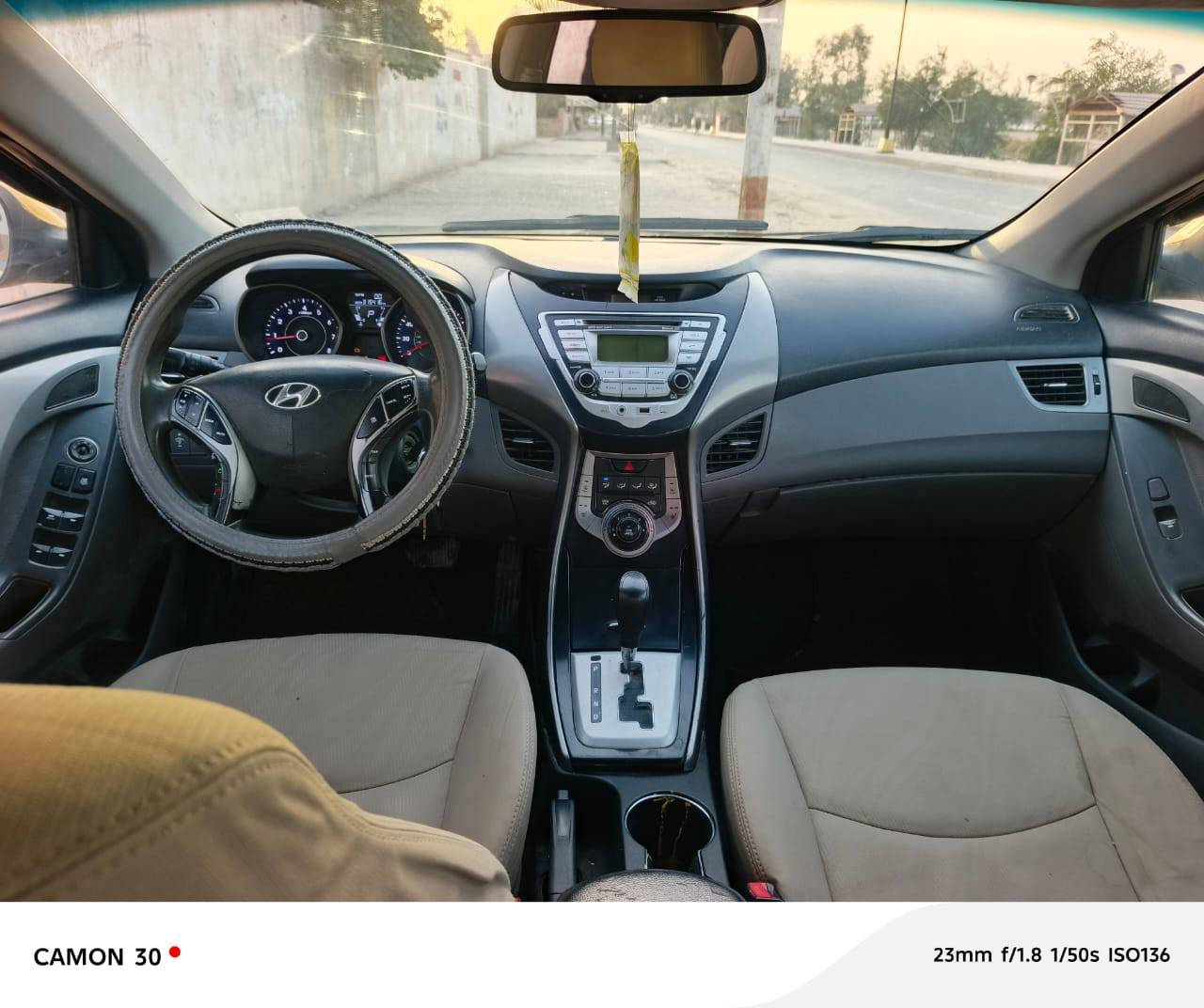 السلام عليكم
ألنترا أمريكي موديل 2011 تبديل باب السايق فقط بدون دواخل والباقي لبيل واحد كفاله السياره فول عدى البصمه 
سنويه جديده مصفره هيئه وغرامات 
جاهزه مكينه وگير2000 دووش جديده
حداديه تخم تاير تبريد كهربائيات كلها شغاله
السعر ب 93
رقمي ***********
