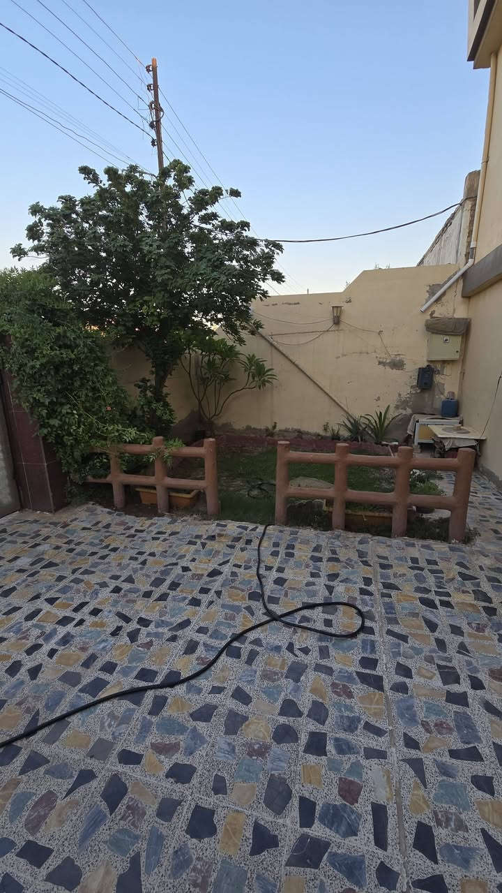 🏡 دار للبيع

📍 الموقع: حي الربيع، قرب جامع مسلم بن عقيل.

🔹 المساحة: 216 متر🔹 بناء حديث وتشطيب ممتاز.🔹 أرضية مرمر درجة أولى مع سيراميك حزام.

✨ مميزات الدار:✔️ كاونتر مفصل حديث.✔️ تخم استقبال كامل ويباع مع الدار.✔️ 5 سبالت ضمن البيع:

سبلتان للغرف في الطابق العلوي.

سبلت للاستقبال.

سبلت للصالة.

سبلت لغرفة النوم.

🏠 يحتوي البيت على:✔️ مطبخ.✔️ صالة.✔️ استقبال.✔️ غرفة نوم في الطابق الأرضي.✔️ غرفتي نوم في الطابق الثاني.✔️ حمام داخلي.✔️ حمام وخدمات صحية خارجية.

🏡 بيت متكامل وجاهز للسكن مباشرة، ويباع مع جميع المذكورات أعلاه، ولا يحتاج لأي إضافات.

📞 للاستفسار والتواصل:**********************
