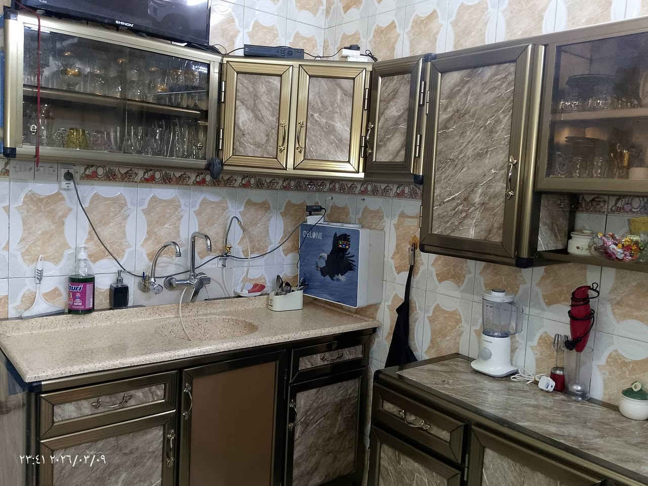 كاونتر مطبخ
كاونتر المنيوم  نظيف جدا مع ملحق وسنك مرمر 
والملحق على شكل حرف L  يترس المطبخ
الطول الأول 1.75  متر
والسنك        1.5   متر
مع طباخ كريازي مصري الصنع نظيف جدا جدا
خمس عيون وفرن داخلي شغال 100/100
السعر الاتصال على  ***********8
