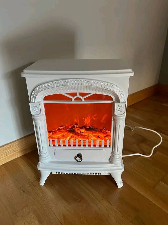 اخر وجبة لون ابيض فقط
 صوبة الجميلة #كرسمس 🎄 🤍 
صوبة كهربائية منظر حطب ونار 🔥
وهج 3D حقيقي عكس باقي الانواع 
تحتوي على فان تدفئة حرارة عالية
وثرموستات للتحكم بالحرارة
تشتغل ع السحب 
يمكن تشغيلها منظر فقط او تدفئة ومنظر
تصميم راقي مميز ✨

قياس 51سم الارتفاع 38x سم العرض
 تمتاز الصوبه بهيكل الخارجي قوي جدا

للحجز والأستفسار مراسلتنا 📩📨 
او الاتصال ***********
التوصيل لجميع المحافظات 🚚 
