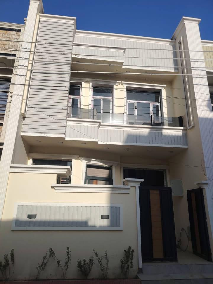 السلام عليكم 
يتوفر بيت المساحه 100متر 
واجهة 6.25 النزال 16
#مجمع العدل الأول 
ثالث فرع 
يحتوي عل (4غرف نوم،3صحيات،استقبال،هول ،ترك 2,مطبخ )
السعر 155مليون وبي مجال 
(*********** )(  ***********
متوفر واتساب
