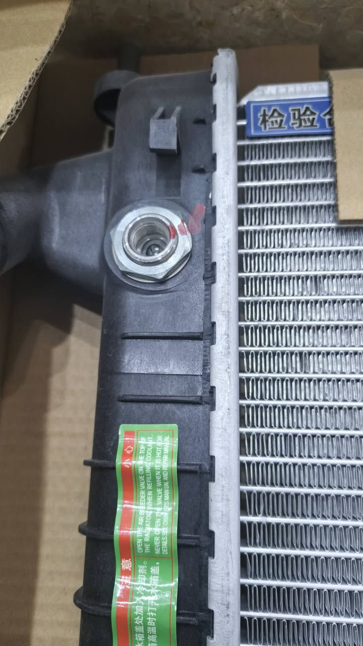 يا هلا بيكم يا أهلنا الطيبين بصفحة ادوات الربيعي! 🚗

بجونا الحار بالعراق، الراديتر هو قلب سيارتك النابض اللي يحميها من الحرارة الزايدة. حتى تظل سيارتك باردة وتخدمك أطول فترة، جبنالكم أهم النصائح الي تفيدك:

نصائح ذهبية للحفاظ على راديتر سيارتك:

1. چيك المي (سائل التبريد) باستمرار: كل فترة، افتح غطاء الراديتر (من تكون السيارة باردة طبعاً!) وشوف مستوى المي. لازم يكون بين علامة الـ MIN والـ MAX. نقص المي يعني مشكلة! 💧

2. استخدم مي تبريد أصلي (مانع تجمد): لا تستخدم مي الحنفية العادي! مي التبريد الأصلي (أو ما يسمى بالـ 'كولنت') بي مواد تحمي الراديتر من الصدأ والتآكل وتخليه يشتغل بكفاءة أعلى. اسأل ادوات الربيعي عن أفضل الأنواع! 🧪

3. نظف الراديتر دورياً: الأوساخ والأتربة تتجمع بالراديتر وتخلي كفاءته تقل. لازم تنظفه كل فترة عند فني مختص حتى يضمنلك جريان المي بشكل صحيح. 🛠️

4. انتبه للتسريبات: شوف جوة السيارة الصبح، اكو بقع مي؟ چيك الخراطيم (الهوزات) والمشابك (الكلامبات) مال الراديتر. أي تسريب صغير ممكن يسوي مشكلة جبيرة. 🕵️‍♂️

5. تأكد من عمل المروحة: مروحة الراديتر هي صديقك الوفي بالصيف. تأكد دائماً إنها تشتغل بشكل صحيح وتبرد المي. إذا سمعت صوت غريب أو شفت حرارة السيارة صعدت، ممكن تكون المروحة بيها شي. 🌬️

6. غير الثرموستات عند الحاجة: الثرموستات هو اللي ينظم حرارة المحرك. إذا عطل، ممكن يخلي السيارة تحمى بسرعة. استبدله إذا حسيت اكو مشكلة. 🌡️

**تذكروا دايماً:** صيانة الراديتر مو بس تحافظ على سيارتك، بل توفر عليك مصاريف تصليح جبيرة بالمستقبل. 

راسلونا بادوات الربيعي تلكون كل اللي تحتاجوه لصيانة سيارتكم، ومنتجات أصلية ومضمونة! 

#ادوات_الربيعي #صيانة_سيارات #راديتر #العراق #نصائح_سيارات #تبريد_المحرك


**إذا كنت صاحب هذا الإعلان وتريد حذفه لأي سبب، رجاءا أرسل رسالة إلى الدعم الفني**