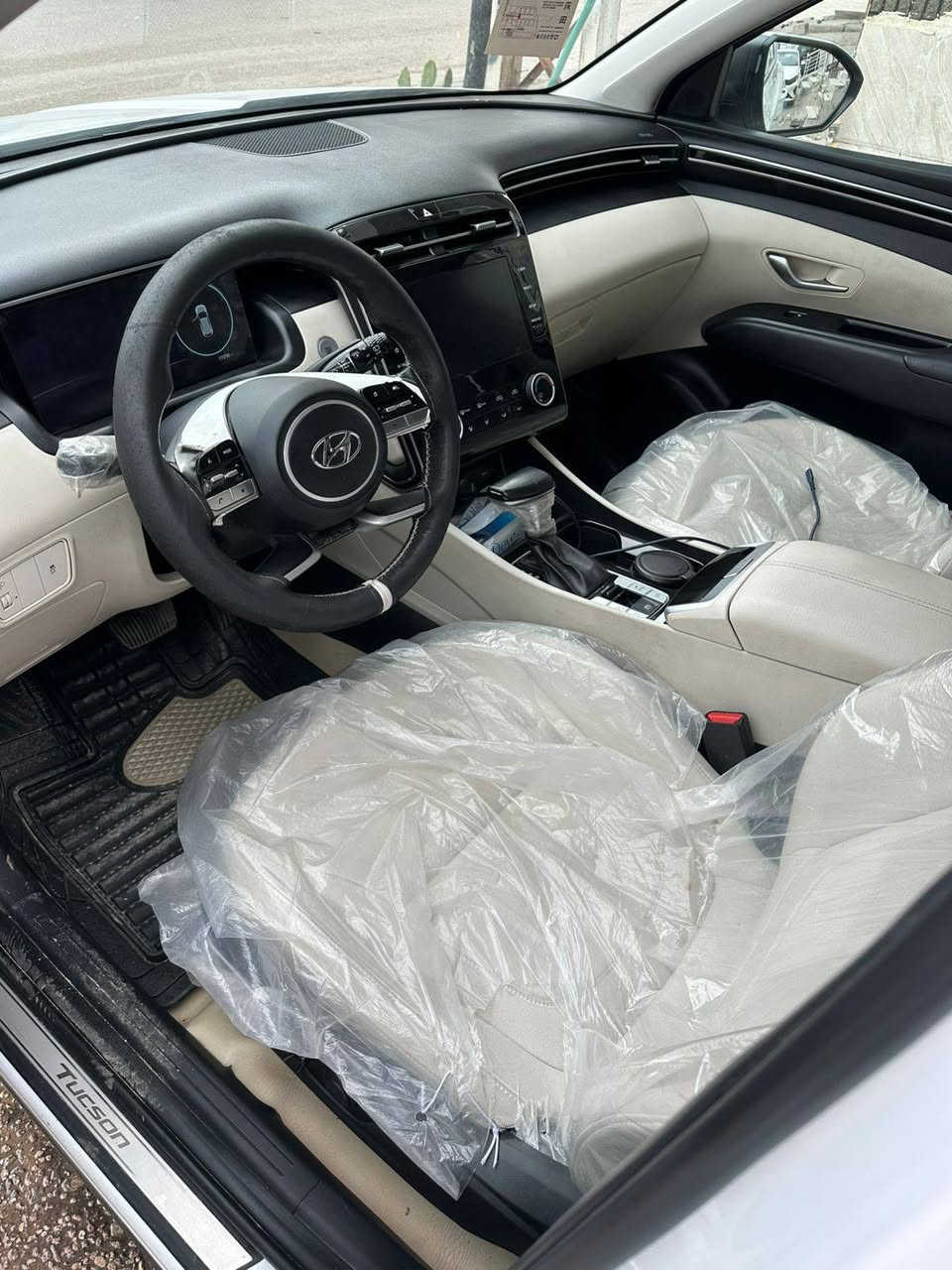 السلام عليكم
هونداي توسان موديل 2024
ماشية 18 الف 
مواصفات الخليجي معروف فول عدا الفتحة 
- المقاعد الامامية 2 كهرباء
- مثبت سرعه 
- مانع تزحلق 
- بصمه تشغيل ، ابواب بصمه
- تشغيل عن بعد
- تبريد قطعتين امامي- خلفي
- بلوجكتر زوايه ميته مع حركه الستيرن
بيها تغليف كشنات جلد
محرك 2.000 دوش
السعر 215 ورقه 
مكان السيارة نجف ***********
