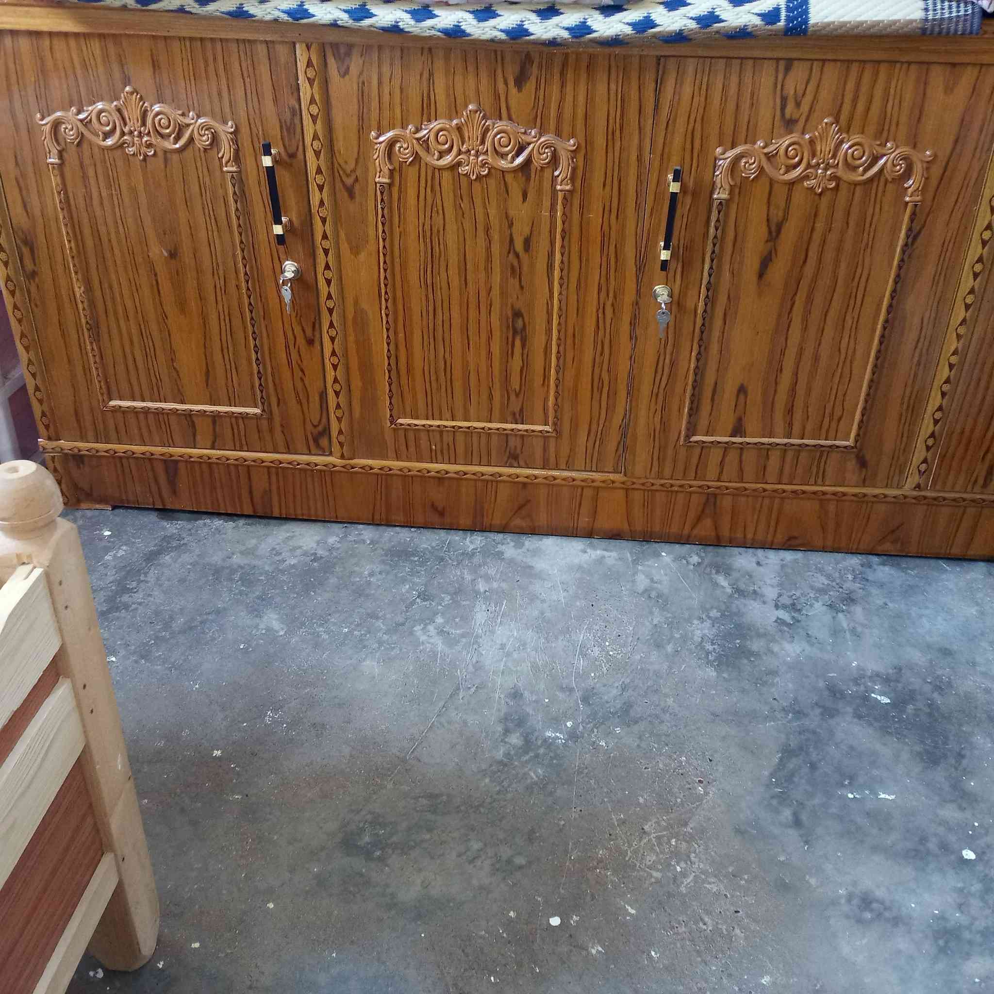 بوفيه مال افراش 4بيبان جديده للبيع السعر 150وبيها مجال بسيط للشراي عنواني الحداحده 0772 886 3529
