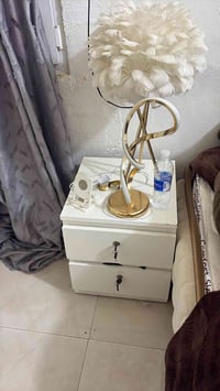 ميز صغير • غرفة نوم • للبيع