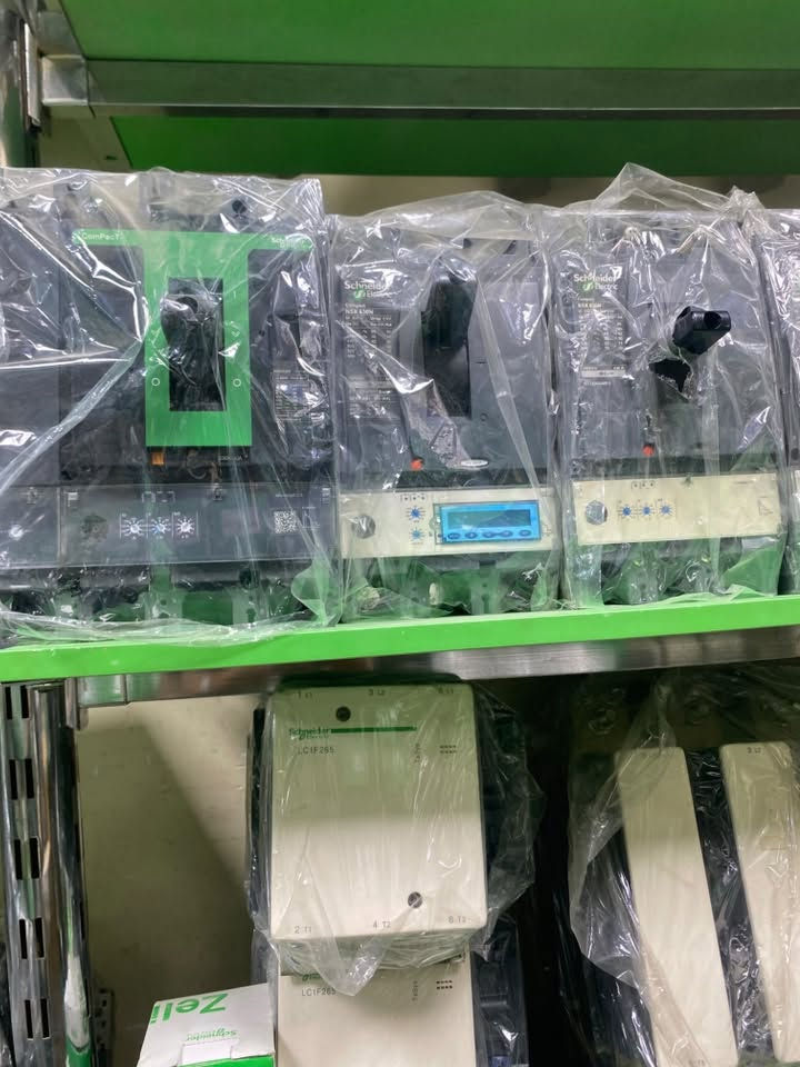 **🔥 وصل حديثاً 🔥**
**كونتكترات + قواطع Schneider / ABB**  
**جميع الأحجام متوفرة من 100 أمبير إلى 3200 أمبير**

✅ **بضاعة أصلية - منشأ فرنسي**  
✅ **ضمان سنة كاملة**  
✅ **أسعار جملة خاصة لأصحاب المحلات والمشاريع**  

**المتوفر حالياً:**  
- كونتكتر Schneider TeSys  
- قواطع MCCB - ACB Schneider + ABB  
- قدرات: 100A - 125A - 160A - 250A - 400A - 630A - 800A - 1000A - 1250A - 1600A - 2000A - 2500A - 3200A  
- كويل 220V / 380V حسب الطلب

**الكميات محدودة والأسعار تنافسية جداً**  
للحجز والاستفسار:  
📞 [رقمك]  
📍 [عنوانك]  
الاتصال *********** واتساب 
🚚 يوجد توصيل لجميع المحافظات
ا
#كهربائيات #قواطع_كهرباء #شنايدر #ABB #كونتكتر #مشاريع_كهربائية #أسعار جمله
