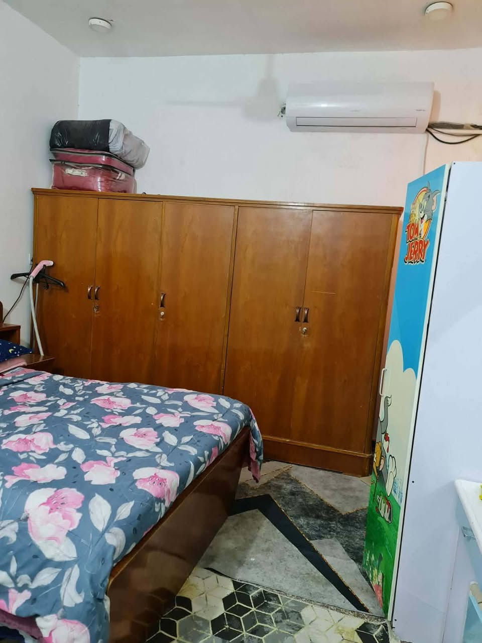 دار سكني #للبيع 
موقعه #حي_الحضاره_خلف_مديريه_الشرطه
قرب شقق جبل عامل السكني
المساحة 200 متر
البيت طابقين
بناء كونكريت مسلح 
 يحتوي على اربع غرف نوم
استقبال كبير 
مطبخ كبير 
صاله كبيره 
ثلاث مجاميع صحيه
كراج سياره 

#السعر خاص
#للاستفسار_اكثر_*********** 
أو مراجعه مكتب السند للعقار الكائن في الجزائر شارع المطاعم مقابل مدارس التفوق الاهليه
