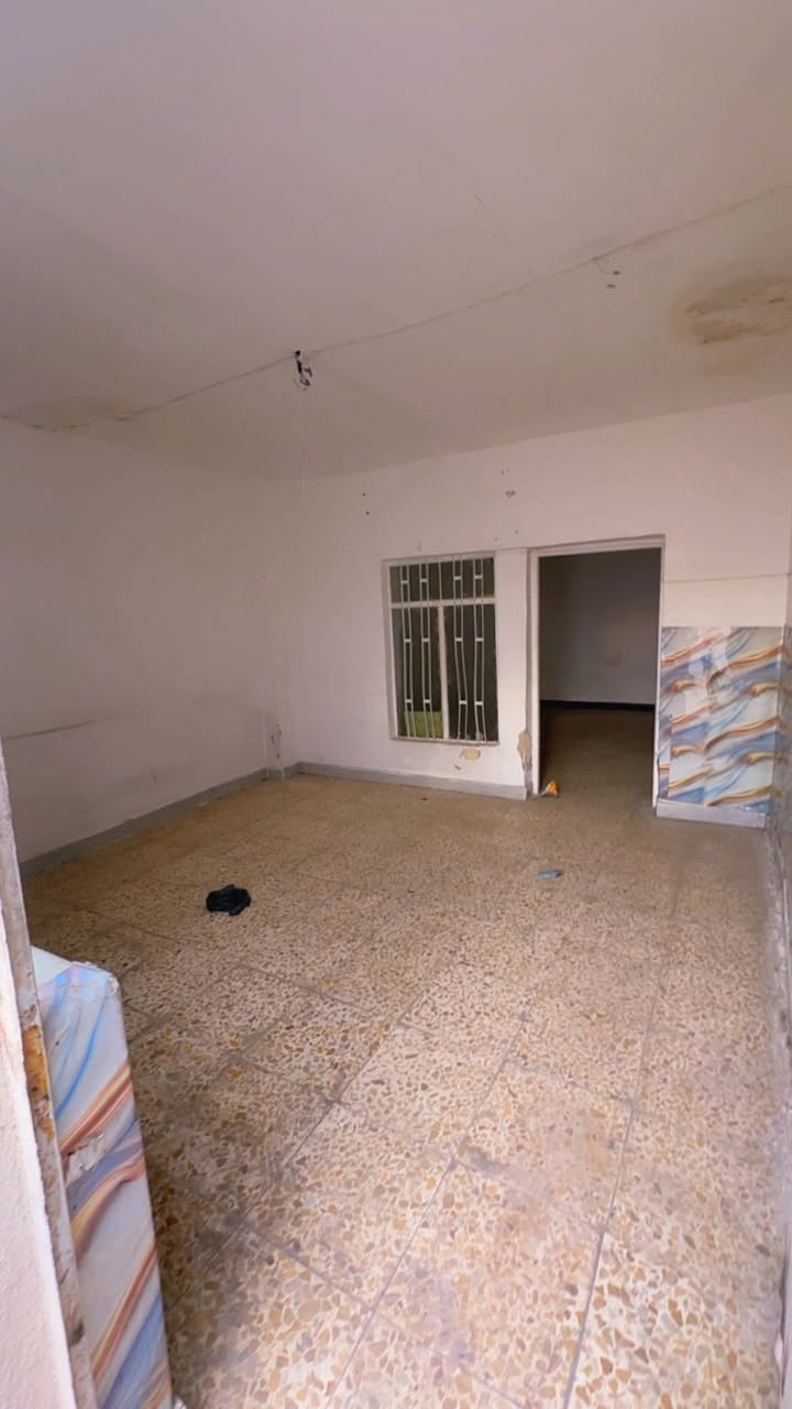 دار لليجار في الشعب شارع عدن م55 يحتوي على طرمه صغيره ومطبخ وخدمات واستقبال وغرفه نوم كبيره ايجاره 250 الف قفل قفل رجاً بدون عملة 
مكتب المهندسين للعقار***********
