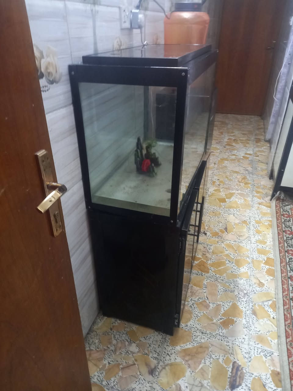 السلام عليكم حوض سمك طول متر وعرض متر و٢٠ ابو الميز بابين مع ماطورات عدد ٢  السعر ١٠٠ وبي مجال 
ميز طعام مع اربع كراسي ١٠٠ وبي مجال مكاني مدينة الصدر
***********
