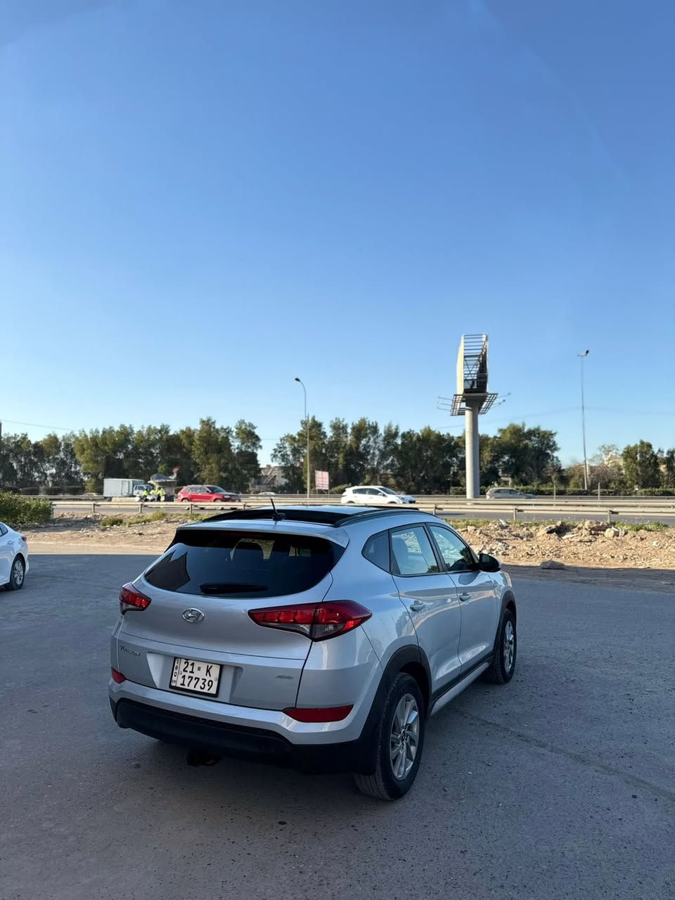 سلام عليكم
السلام عليكم/***********
توسان 2017 
بيها ٣ قطع بدون داخل بدون ايرباك بدون داخل لغود شواصي مكفولة 
فول مواصفات
بانوراما
جلد اسود
تدفئه كشنات + سترين حتى الكشنات الخلفية
تبريد قطعتين
مكاني بغداد الدورة
السعر 143 بية مجال 
***********
