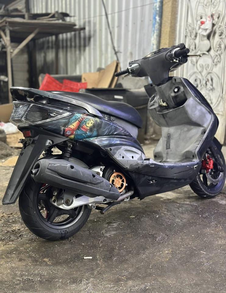 🈯️🈹السلام عليكم دراجه سكنس فحل مزوده رمبه رمبه رمبه ‼️‼️‼️الدراجه صارلها شهر من نازله رمبه الدراجه مابيها اي نقص بوشه ٦٦ وكور رياضي مشيف مكينه تشك الكاع وكابريتر رياضي وجوين عريض وبيها كفرات موشمه  بلاديه 7 الوان وقبق كلجات رياضي وكلجات امامي خلفي  سمارت مطابق وبيها سلف كوسو رياضي وبيها صالنصه رياضيه مفوله ويدات بريك مزود وتعلاكه مزوده وملقط واير بريك خلفي مزود وبيها واقيه  طين كصه بلاديه وبكلايت كرستال داخل نفطي والمازده الاماميه داخل اسود طافي الدراجه من الخارج هيج مامفتوح برغي بيها الدراجه اوراقها كامله مزوده خارج العراق من تايوان 🇹🇼 الموقع الطالبيه قرب مسبح الصفا رقم الهاتف *********** ويوجد واتساب السعر خاص
