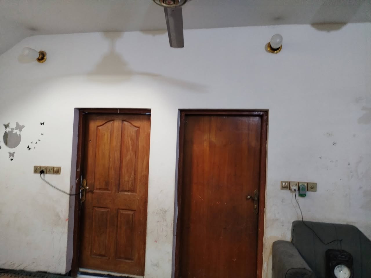 السلام عليكم بيت للبيع حي عرار مساحه ٢٥٠ بل سند واقع ٣٢٠ متر ركن بيت طابو صرف بناء حديث كامل عل آخر حبايه موقع مميز شارع الريسي السعر ١٦٠ بي مجال الاستفسار اتصال *********** مراجعه مكتب النوارس شارع مستشفى ***********
