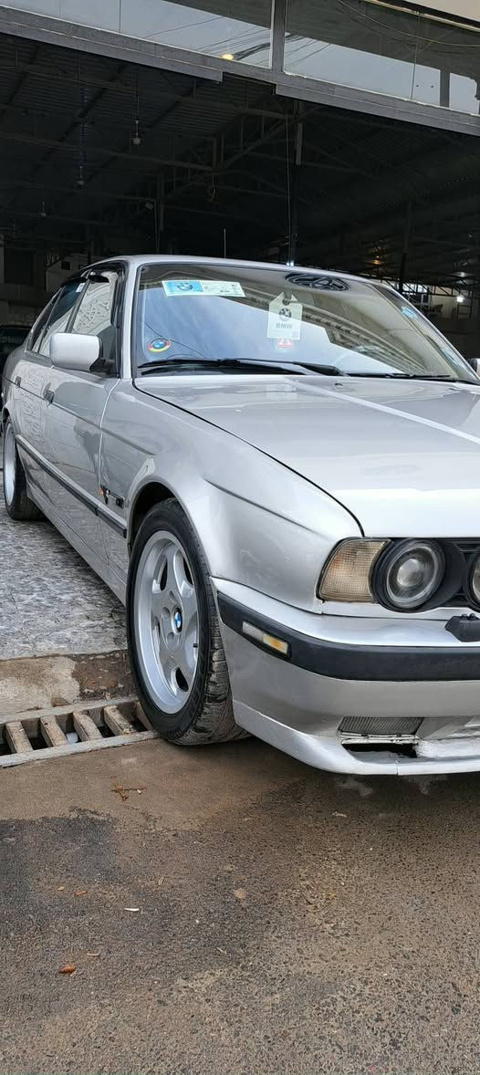 السلام عليكم للبيع BMW موديل 1992 محرك مسكر شرط كير وتماتيك شرط صدر امامي خلفي جديد تخم تاير جديد  فتحه داخل جلد دعاميات. m لايت زينون اكثر تفاصيل اتصل ***********
