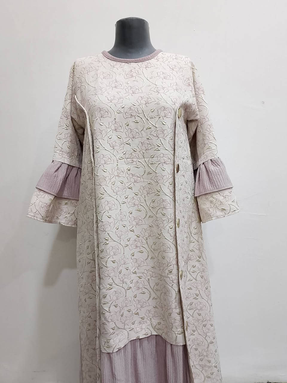 السلام عليكم وصلتنه ارقى انواع الدشداشه الكويتيه والامارتيه بقياسات مختلفه من اجود انواع القماش الاوربي العنوان البدير مقابل اعداديه الفتح المبين قرب المختارحسن هادي ***********
