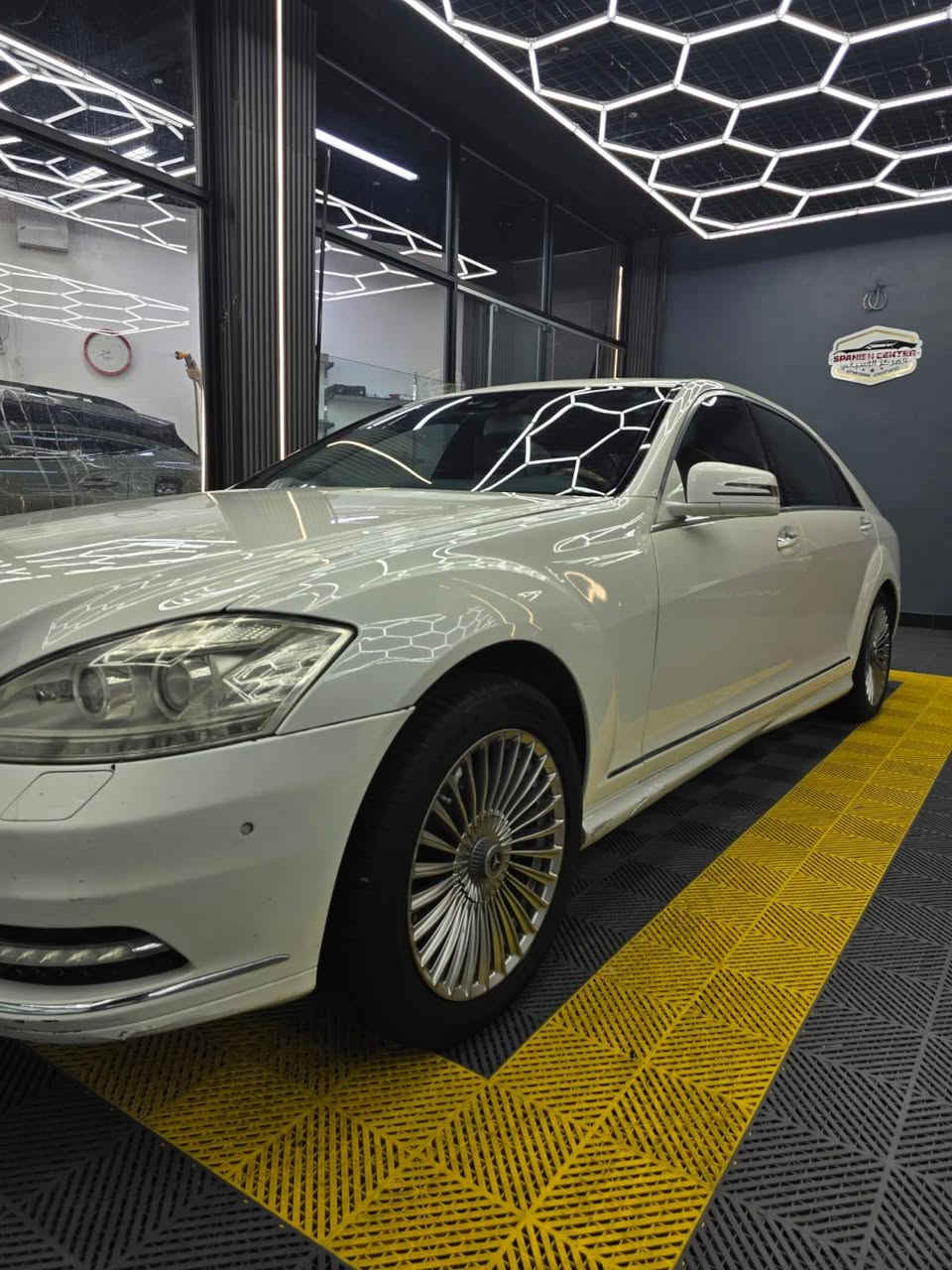 مرسيدس s550 باب طويل موديل 2011 وارد امريكي رقم بغداد السعر 225 بيع او مراوس بسيارة كوري 
رقم الشاصي WDDNG8GB7BA363289
رقم الهاتف ***********
