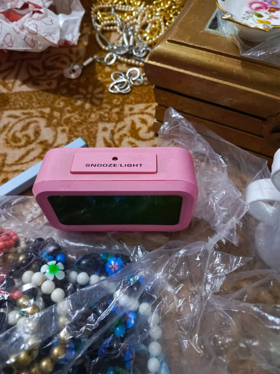 هذا جزء من بضاعة أوربي جبتها استرزق بيها لكن صارت ضروف منعتني اكمل شغل بيهم حاب ابيعهم الي يريدهم يتفضل خاص او وتساب او اتصل *********** نتفاهم عليهم عندي حوالي 30 كارتون
