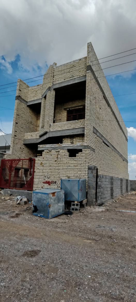 بيت للبيع بصف سياج مقبره الاسلاميه بين سياج مقبره ومجمع العدل الكاع بجر مو دفن مساحه 150 متر البيت عضم مي ومجاري وكهرباء وكرسته قاطين البيت  نقص سيراميك ولبخ وبياض البيت طابو زاعي بسمي حولته بسمي  عارضه 75 مليون بي مجال الاتصال
 ***********
