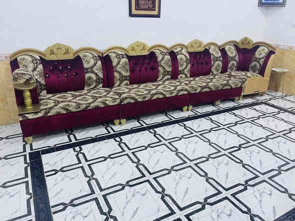 ديوان خشب عراقي نظيف سبع امتار ونص.. الاسفنج جيد القماش نظيف.. متانه وقوه ((السعر 300 )) بي مجال قليل  العنوان العمارة نهاوند ***********
