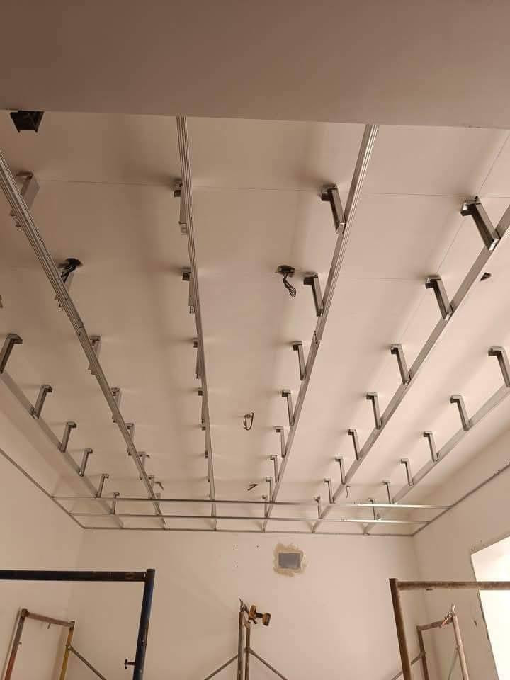 نعمل بكافة  الديكورات جبس بورد  سقوف ثانويه   صبغ وجهيات  داخل العماره  *********** عمارة, ميسان
