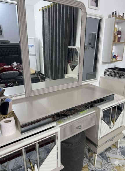 غرفة نوم تركي درجة اولى بلوك ثقيل استعمال قليل ٩ قطع السعر مليون ونص وبيها مجال  للاستفسار ***********
