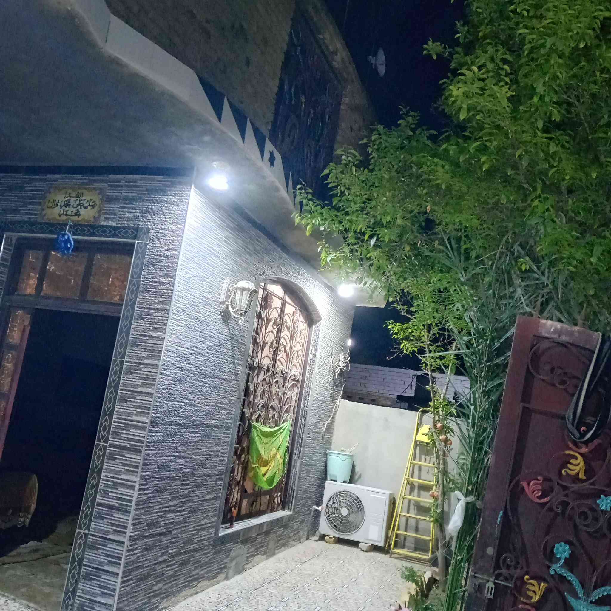 بيت البيع مساحة البناء ٢٣٠ كونكريت بناء طابوك بناء مهندس زائداً قطعه ارض مساحتها ٢٠٠ متر معا مشتمل ٧٥ متر حي الحسين قريب على السيطره الباشيه ويظا يقرب على عباس الربيعي البيت زراعي سند ٢٥ ‏‪***********‬‏. البيت عدد ٢ غرف نوم ٦+٦ صاله ٧+٧ مطبخ ٤+٥ ويضا صاله طابق ثاني ٧ +٦ وستقبال ٧+٦ مجمع صحيات بل داخل والخارج وتفاصيل آخرا
