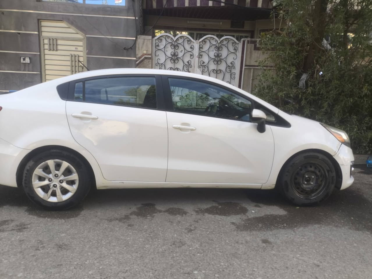 السلام عليكم كيه ريو 2016
محرك 1600

مواصفات عاديه بيه شاشه كبيره  تضام Eco الاقتصادي اتحكم ستيرن داخل اسود ورصاصي 
سنوياه ساقطه تجديد عليه 
كير محرك كفاله لا تنقيط 
حدثه  امامي جاملغ جه السائق من امريكيه 
بالعراق جملغ أمام جه الراكب مبدل نفي الون شركه اصلي بدون حادث بدلته 
السعر 105$ بيه مجال 
العنوان بغداد الكاظمية 
للاستفسار 
***********
