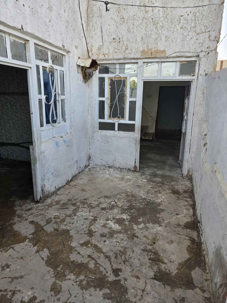 السلام عليكم بيت للايجار حي السلام شارع المطبات ٥٠ متر يحتوي البيت على غرفه صاله حمام تواليت سعر الايجار 200 الف تصال ***********
