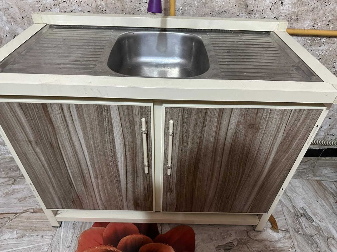 سلام عليكم كاونتر للبيع جديد معنه الكلمه زلغ مابي بكاني بغداد سعر ١٥٠ ***********
