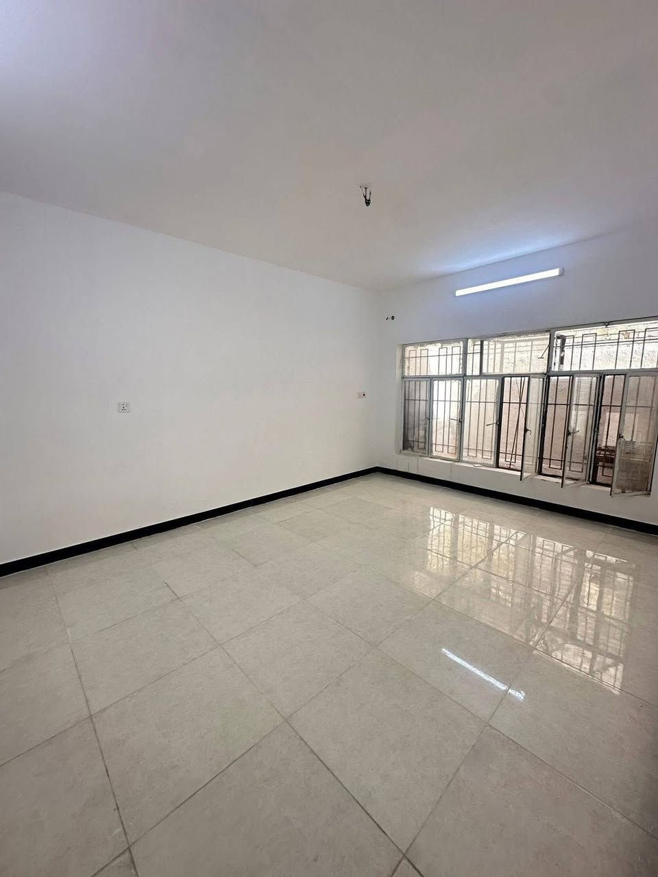 🏡 بيت للإيجار في مربع الإقتصاديين – موقع راقي ومميز!

⭕️أيجار اي نشاط تجاري - مكتب نائب / شركات / مركز تجميل 
 

📐 المساحة: 400 متر
🔹 البيت جديد ونظيف جداً

يتكون من طابقين:

🔸 الطابق الأرضي:
صالة واسعة، مطبخ كبير، غرفتين نوم، وخدمات

🔸 الطابق الثاني:
 ثلاث غرف نوم مريحـة

📍الموقع: السيدية – مربع الإقتصاديين (منطقة هادئة وسكنية)
☎️للأستفسار الاتصال على الأرقام (اتصال+واتساب) :- 
 
 ***********
#عقار
#عقارات_العراق
#عقارات_بغداد
#بيع_شراء
#بيع_بيوت
#فلل_للبيع
#بيت_للبيع
#فرصة_عقارية
#استثمار_عقاري
