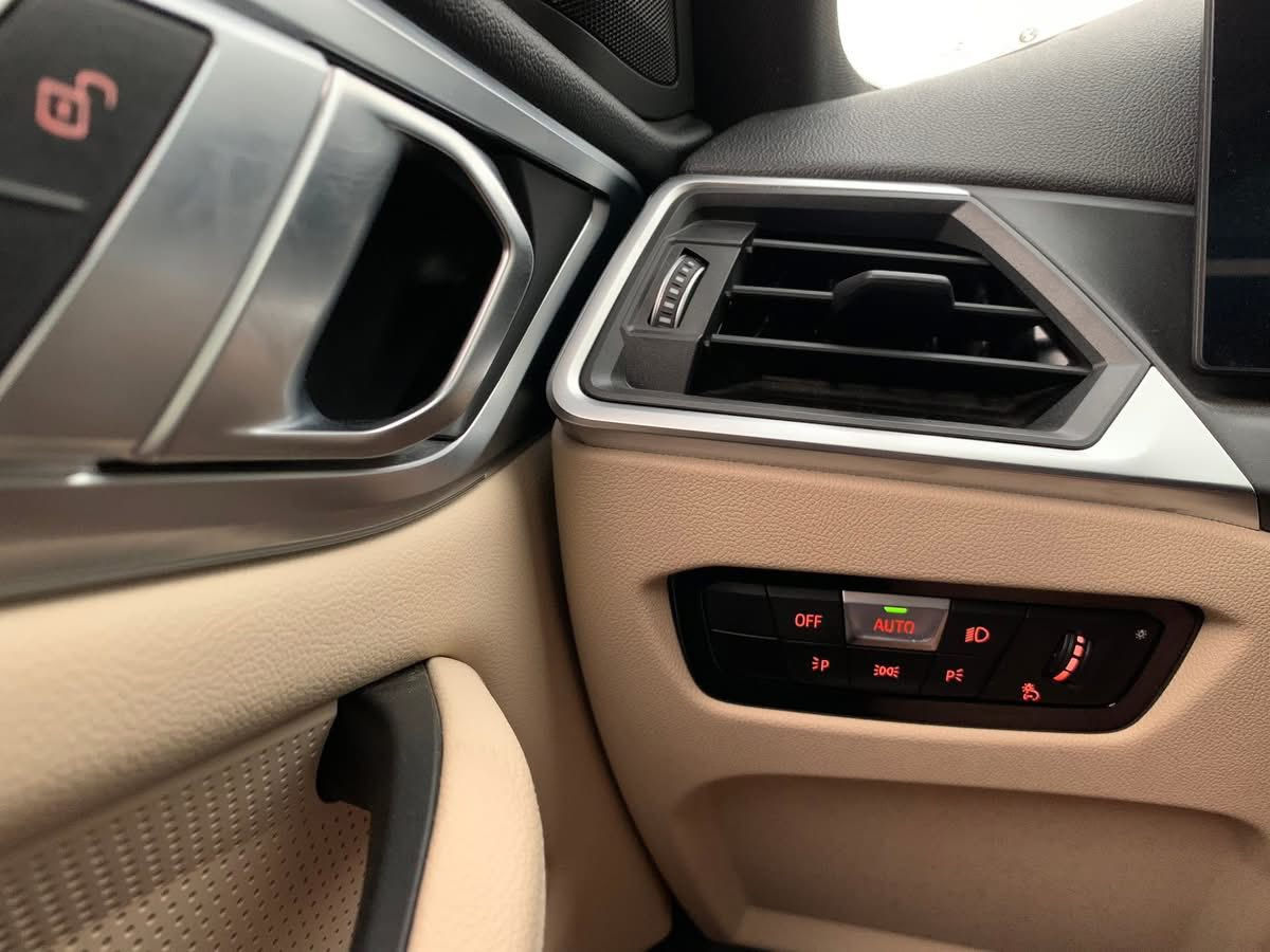 BMW i4 Edrive40 2023
كهرباء بالكامل

المواصفات :
بطارية 84 كيلو واط  
(الشحنة تمشي 400-500 كيلومتر)
بانوراما لايتات امامية متحركة📮

عدسة Adaptive laser led 
حساسات امامية وخلفية 
رادات جانبية وامامية
كاميرا  خلفية 

توقف ذاتي 
تنبيه اصدام للمركبات وللاشخاص
محدد ومثبت سرعة + تنبيه الخروج من المسار
نظام الترفيه idrive 8 احدث نظام 
ممكن عرض خريطة ويز على الشاشة الاماميه (امام السائق)
المسافة المقطوعة 21000ميل 
مقاعد كهرباء +
اوامر صوتيه في النظام الترفيهي 
السرعة من 0-100 خلال 5 ثواني 
حادث السيارة : الجاملغ الخلفي فقط معدل بارد مرشوش نصه
بدون ايرباك (ايرباكات سليمة )

رقم الهاتف … متوفر واتساب :-:-: ***********
