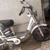 دراجه للبيع موديل 2023 ناقصهه بس باتريات سعرهه 150 وبيهه مجال  0771147...