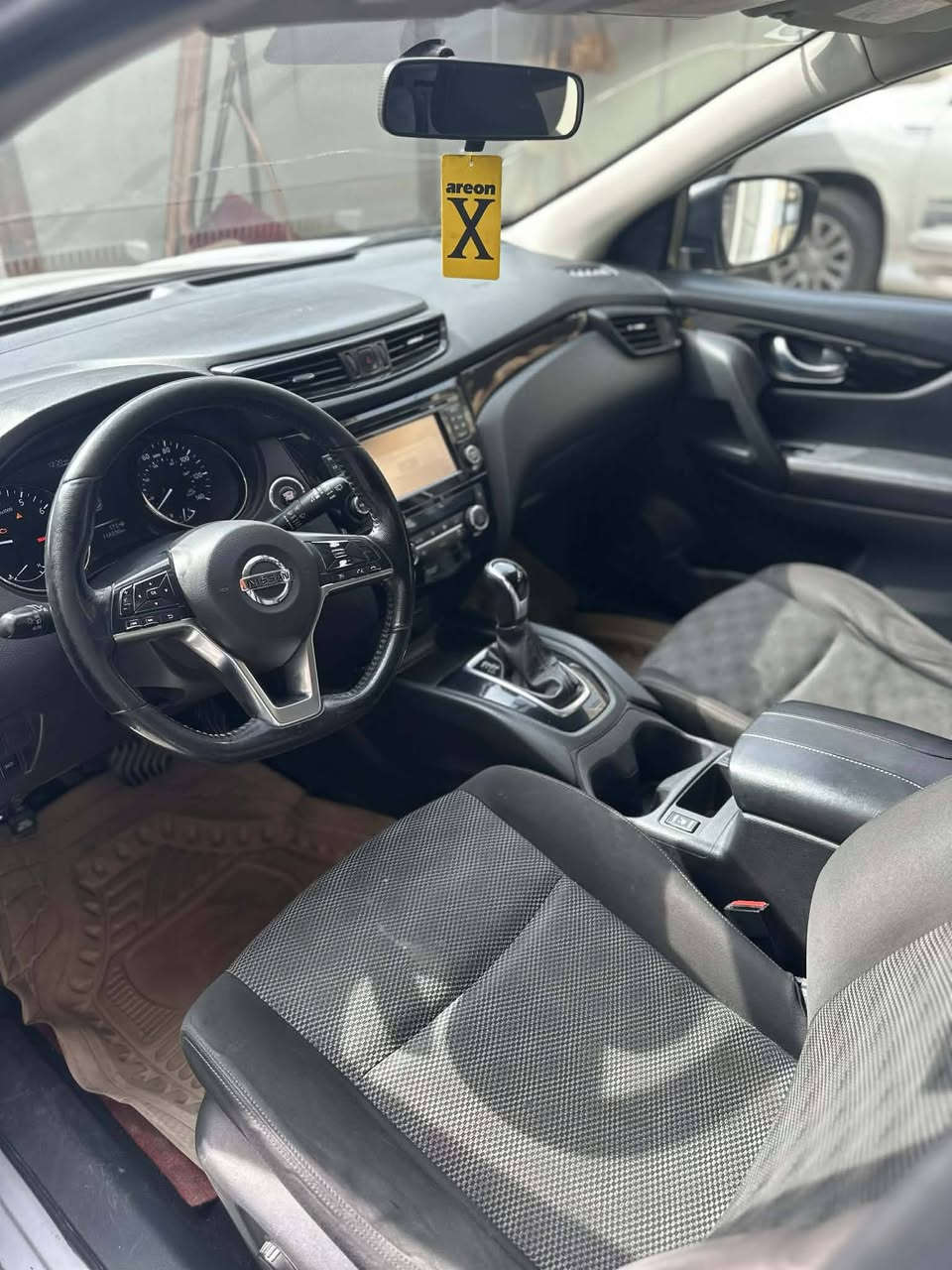 السلام عليكم
للبيع سيارة نيسان روج سبورت موديل 2017 لون سلفر رقم بغداد بدون حادث فقط صبغ جاملغ خلفي يسار من امريكا بدون دواخل باسمنا ماشية 114 الف كم حقيقي مواصفات SV  ( بصمة . محرك 2000.  كراسي أمامية كهربائيةو تدفئة.  مقود تدفئة  . كاميرا 360 درجة . رادارات جانبية. تبريد خلفي . فور ويل . مانع انزلاق . كرسي . نظام eco.....) السيارة مبدل صدر جديد وكير ومحرك خير من الله بها بعض الملاحظات البسيطة( استخدام نسائي)
 السعر 130 ورقة وبها مجال للطيبين او مراوس بسيارة أحدث وحسب الرغبة 
العنوان شهداء السيدية 
الاتصال *********** ابو محمد
