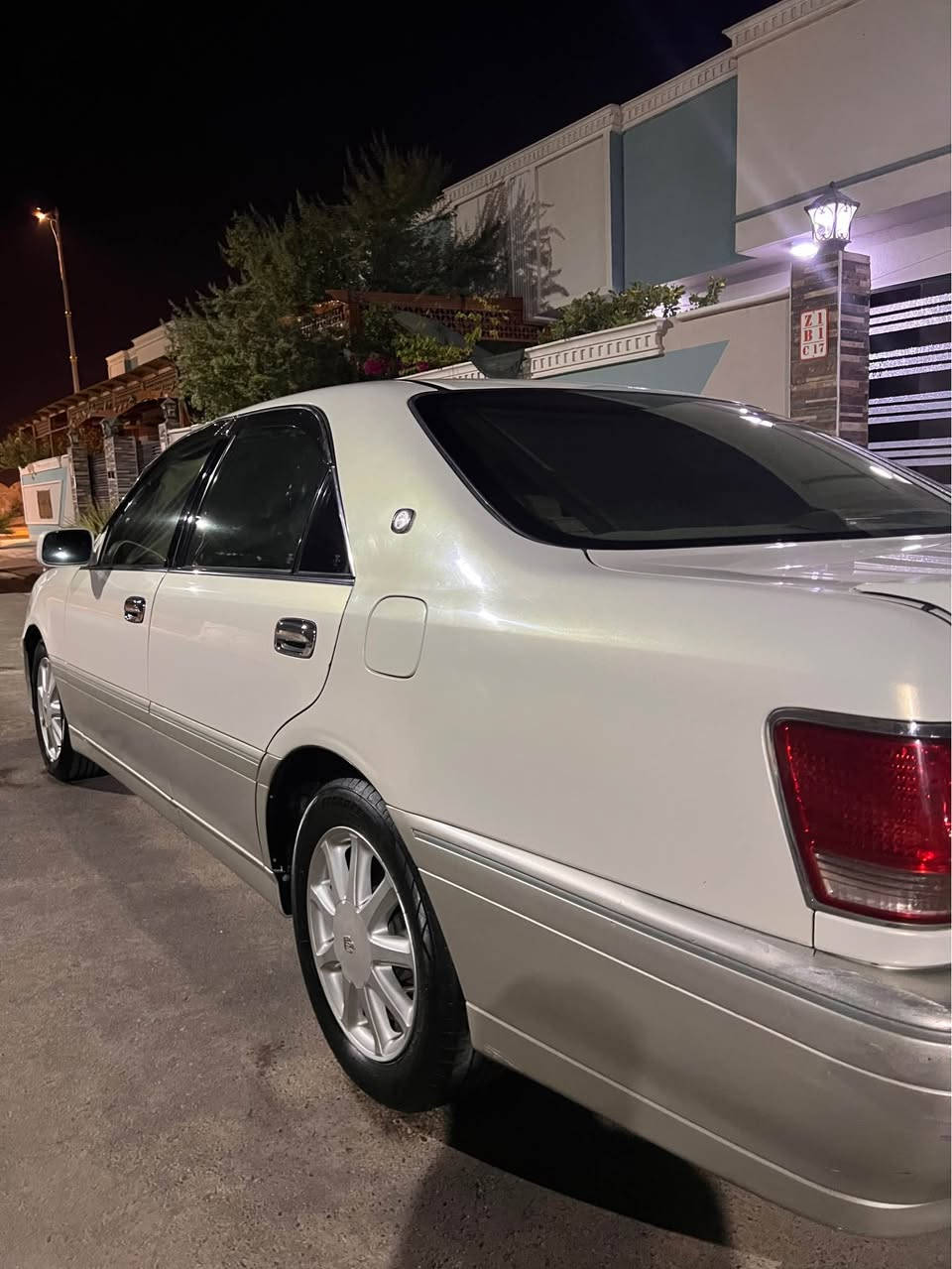 سلام عليكم سيارة تيوتا كراون ملكة 2003 السيارة نضيفة وستعمال شخصي قرار 48 رقم انكليزي ذي قار مداور ثاني يوم سيارة كصة قمارة  دكمتين كرستال اصل شاصي 72 مكينة ديفور الزغير لايت عالي ناصي زنون تدفئة تبريد السيارة جاهزة من كلشي السعر 122 بيه مجال قليل
رقم المبايل *********** البصرة, العراق
