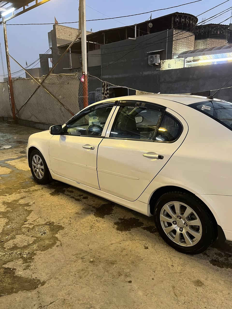 بروتون بِرسونا(ماليزي) مديل 2013، سيارة نظيفة و جاهزة، مكينة و گير نعمة من الله، حدادية و تخم تايرات و دبلات جديد، بيها ضربة خفيفة بالباب الايمن ( واضحة بالصورة). 
رقم بصرة انگليزي، سنوية لل27، دواخل السيارة نظيفة و حلوة، و بيها شاشة ايضاً 
الموقع: بصرة/ ابو الخصيب 
السعر: 53 و بيها مجال 
للتواصل و الاستفسار: *********** (يوجد واتساب)
