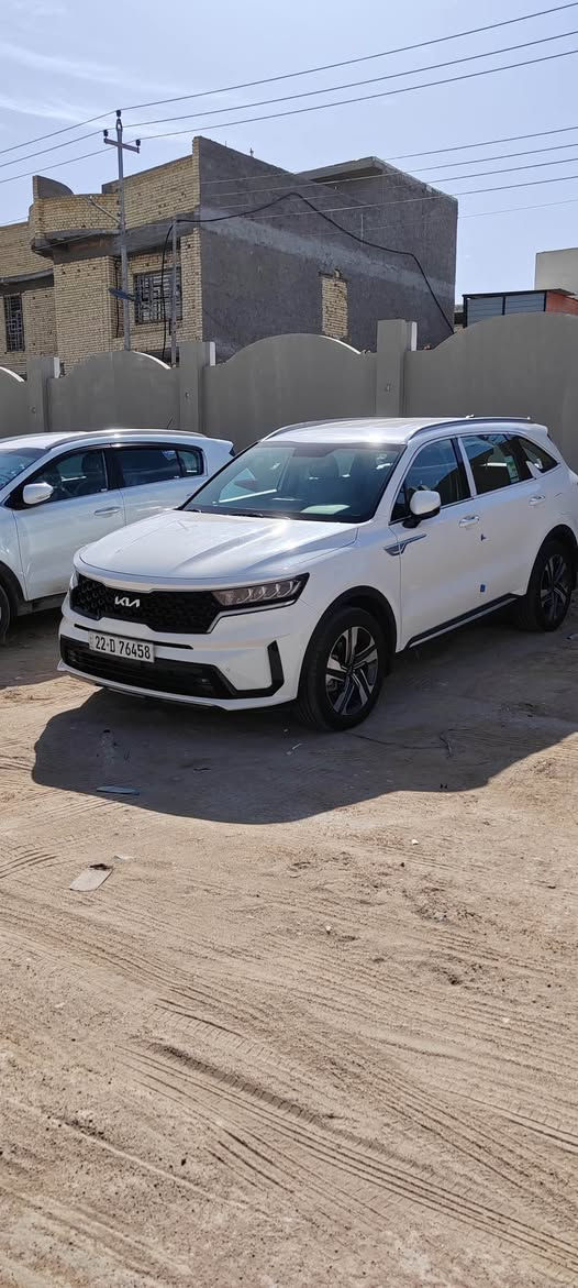 سورينتو 2022 خليجي 
المحرك: 4 سلندر 2.5 لتر 
ماشية 55kالف 
ناقل الحركة: أوتوماتيك 6  سرعات
دفع أمامي 
أمامية LED بالكامل
حساسات أمامية + خلفية
مرايا جانبية كهربائية مع إشارات
دخول ذكي وتشغيل بصمة
اوتو هولد 
تحكمات ستيرن 
بدون فتحة سقف 
المقاعد كهربائية
تكييف ثلاث قطع 
شاشة وسطية 10.25 إنش
شاشة عدادات رقمية 12.3 
نظام صوت 6 سماعات
شاحن لاسلكي
إضاءة داخلية Ambient Light
6 وسائد هوائية
مانع انزلاق ABS + ESP
مثبت سرعة 
نظام النقطة العمياء
كاميرا خلفية 
7 ركاب (3 صفوف)
سياره مكفوله فقط بيه الخسفه الي بل صندوك ما رجعته بارد بقيته على وضعه ومارجعته
ارقام أربيل عندي وكاله بيه
الاستفسار:*********** البصرة, العراق
