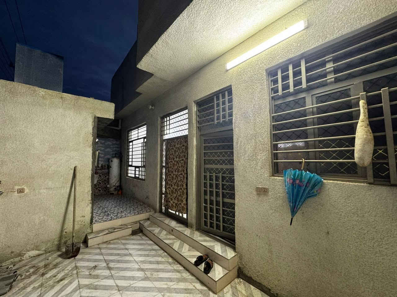 سلام عليكم بيت للبيع في حي الفارس خلف النهر
مساحة 150م
2غرف نوم
صالة+ استقبال +مطبخ
للاستفسار
***********
او مراجعة مكتب ادراك للمحاماة والعقار في شارع الامير مقابل مخبز الامير
