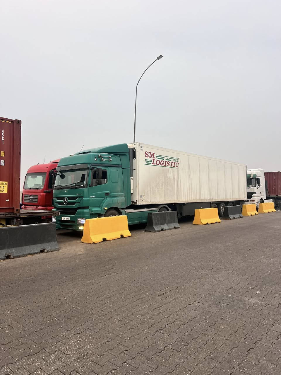 للبيع اكسور 1843.     
موديل 2008 بلادي
محور قصير رتيادر 5 طكات 
دبل تانكي  تخم تاير راس وعربانه  كير قليج عادي
هورن كاسحه زعانف سبايدرات بلادي
براد شمتز سمك 7 موديل 2010 
لا طخه لا نفخه لادوسه جديد جديد 
جهاز ابو الرباط 300 بدون ماطور كهربائي بلادي  2010 مشتغل 5000 ساعه  العربانه جديده اوربيه منفيس 2025 دخول جديد   السياره راس وعربانه جااهزه للعمل بدون فصخ وربط
 مكان السياره ديالى المقداديه
للأستفسار ‭٠٧٧١ ١٤٨ ٧٧١٧‬
