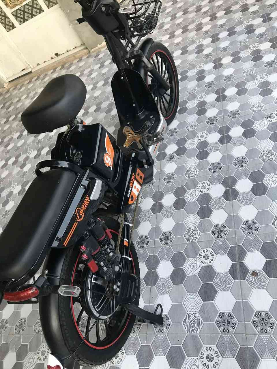 بايسكل مديل ٢٥ سرعه ١٠٠ نضيف استعمال شهرين على آيد وحدة السعر مناسب عل تليفون ***********
