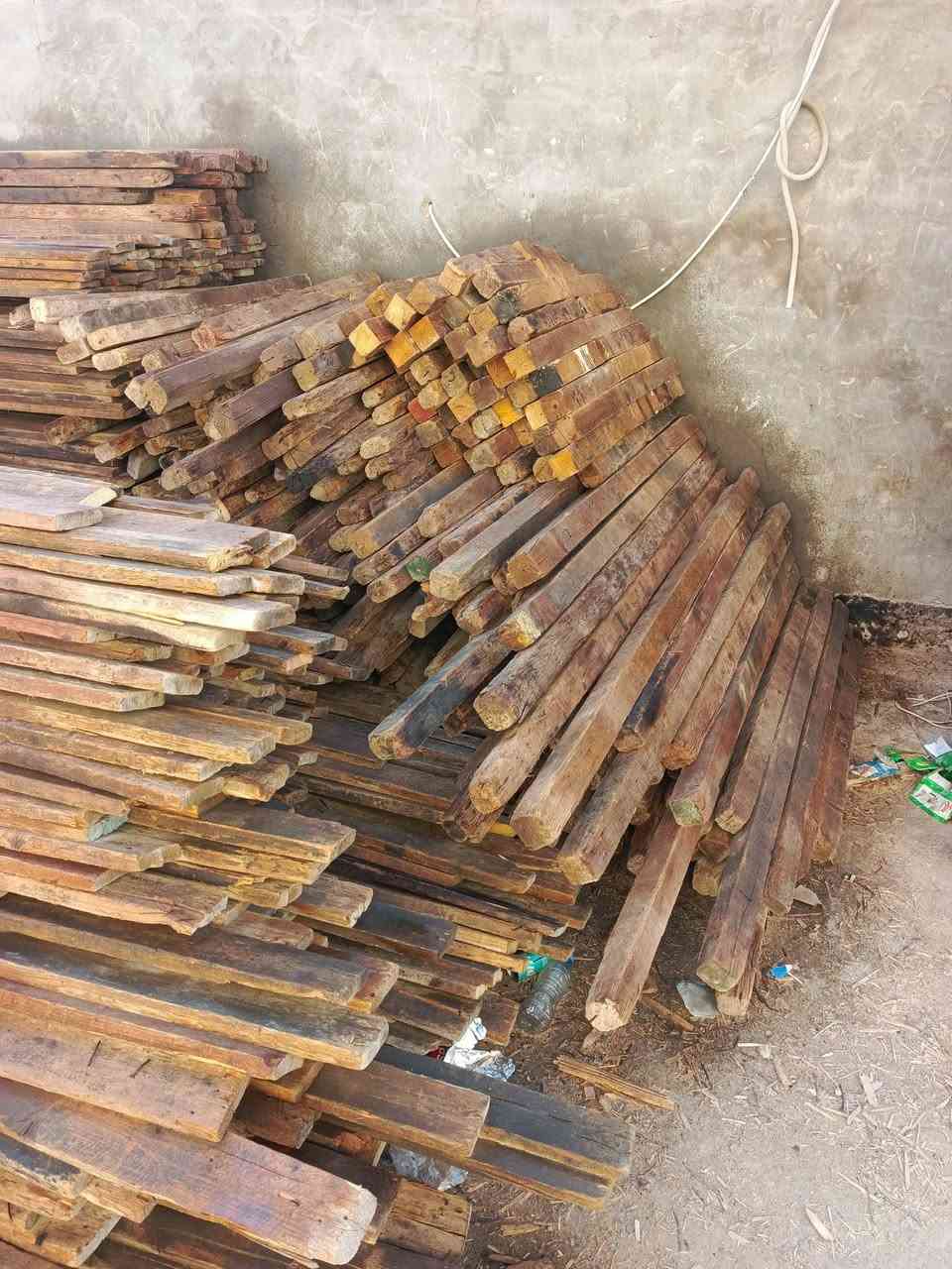 قالب خشب للبيع مساحه 200متر روسي تارس العنوان بابل ***********.  ***********
