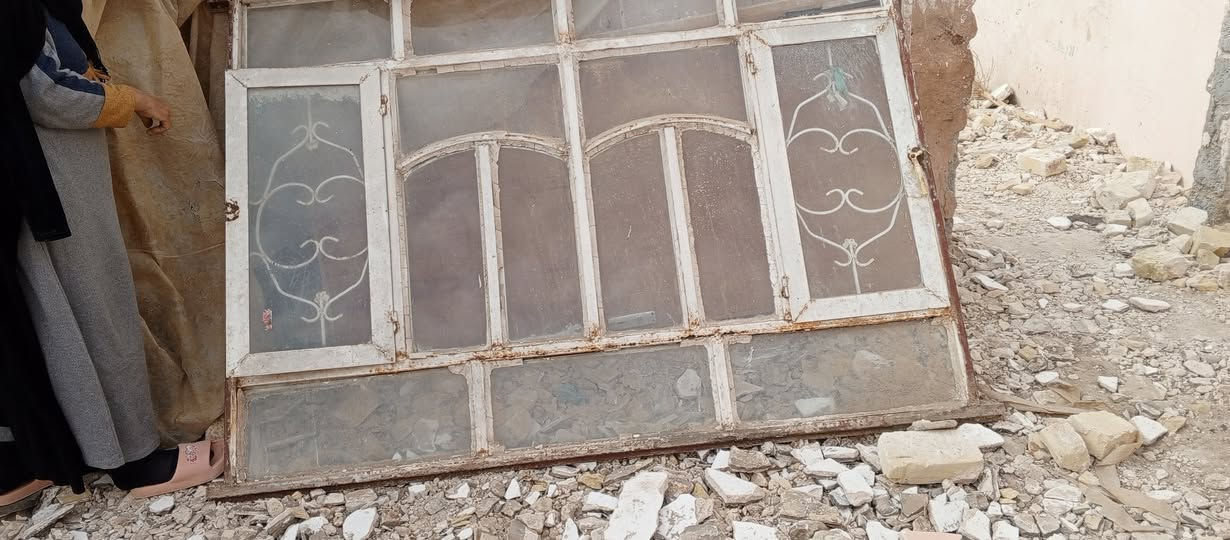 شبابيك واحد مترين 2متر ونص باب خشب عدد 2 لبيع على رقم ***********
