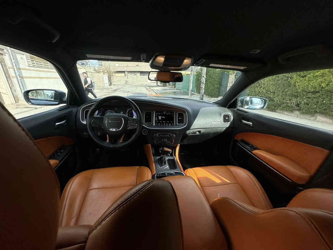 دۆج چارجەر
مۆدێل :2022 V8 
مواسەفات: RT
کوشین جلد 
کوشین سارد و گەرم 
کوشین قەیسی 
کوشین سپۆڕت 
سوکان شەفت ٣ گێڕ
ئاوێنە دژە فول لایت 
شاشە گەورە 
ویل 20 
لایت زینۆن 
بەسمە 
شغال 
حساس
کامیرە 
دیفیوزەر و باڵی سەر سندوق و باڵی سەر جام 
گێڕ و مەکینە و بەردی گزۆز و کارەبایات بە شەرت 
چوار تعدیلی بچوکی هەیە باقی هەموو گیانی بە شەرت بێ بۆیاغە 
ژینگە و ڕێگا و ساڵیانە و ڕەقەم و فحس و هەزەی نوێیە 
بەناوی خۆمە 
37000 mile ڕۆشتووە 
ڕەقەم شانسی: 2C3CDXCT6NH225207
لە وێنەی دەحمەکە هەموو گیانی PPF ی ڕەش کراوە 
نرخ: 259 وەرەقە 
ژ.م: ***********
لە هەولێرم
