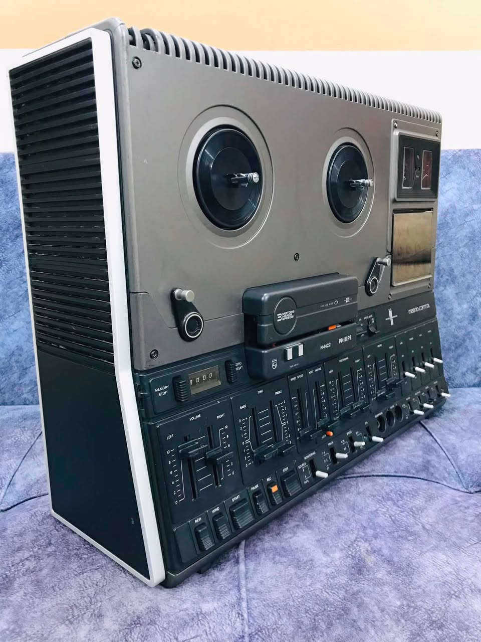 للبيع تحفة من فلبس 
MODEL-PHILIPS-N 4422🎼
من اجمل وارقى موديلات شركة فلبس 
مواصفات الجهاز 
3 ماطور الجهاز
3 هيد الجهاز 
3 سرع الجهاز 
4 تراك الجهاز 
7 انج بكرات 
نظام تسجيل جداً راقي 
الجهاز ناطق سماعات داخليه 
4 داخل للجهاز ⬇️
AUX / TUNER / PHONO / LEIE
كهرباء 220 V  بلادي 
للاستفسار اكثر مراسلة الصفحة 
وات ساب *********** اتصال ☎️
