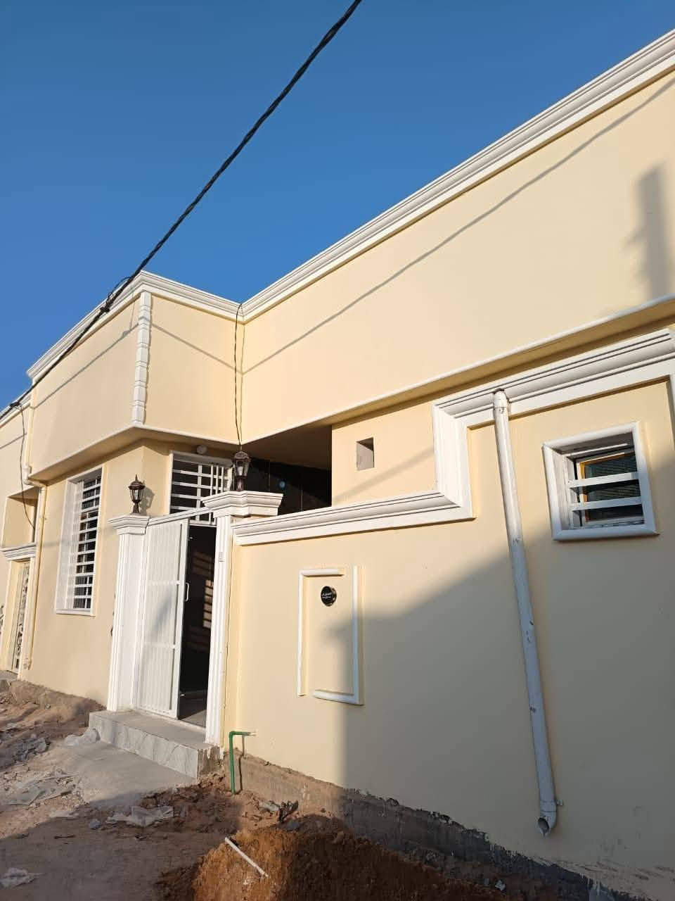 مكتب اليرموك
عنوان البيت مقابل ملحق قرية الغدير***********☎️
تفاصيل البيت 👇👇المساحه 130متر 
#ال. العنوان نجف 
سعره 50وبيه مجال 
#غرف نوم عدد 2
#وصاله عدد 
#حمامات عدد 2 
 
#ملاحضة البيت بناء 2025
سند 25
#شارع عرض 10متر
ماء+كهرباء+كيبل ضوئي مقابيل +مولده+مدارس حكوميه واهليه ومول تسوق منزلي 

جميع الخدمات متوفره
للاتصال ***********واتساب
